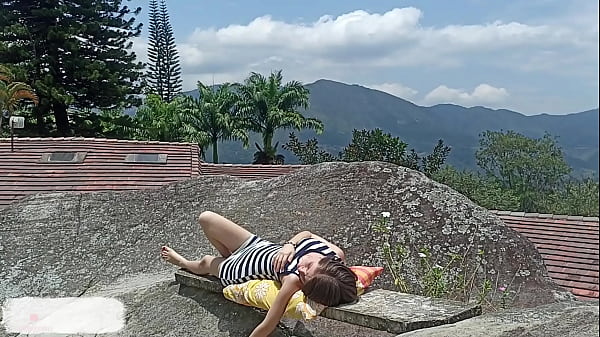 Cogiendo duro y viniendome en su coño me follo a mi hermanastra en el patio de la casa de mi abuela.