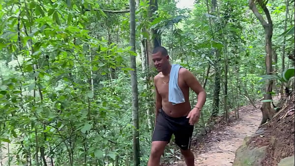 Chico campesino se encuentra en el medio del bosque una caperucita roja muy traviesa, a cambio de llevarla a su cabaña le da una rica follada hasta correrse en su culo HL