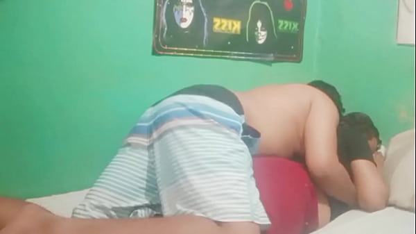 Desvistiendo aTrigueña culona madura infiel antes que llegue su marido