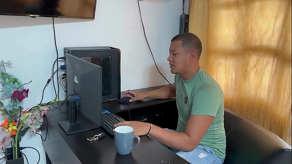 Mi sucia hermanastra culona me me seduce en mi oficina de trabajo hasta ponerme muy cachondo y me pide que la folle con mi enorme pene y darle toda mi leche hl