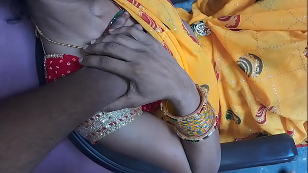 मेरी प्यारी हाॅट पत्नी कि चड्डी उतार कर चुत को सेहलाया