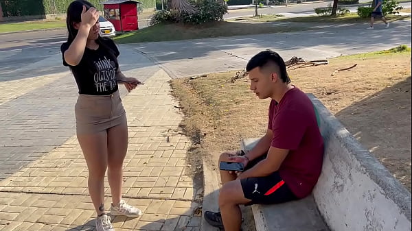 Mi pequeña hermanastra latina me enseña como follar a una mujer y me da unos ricos sentones.