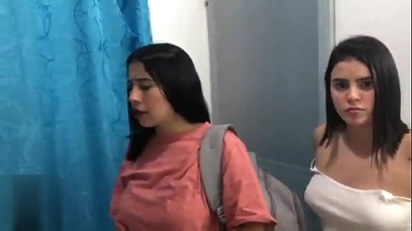 CHICAS LATINAS SE ATREVEN A COMERSE LA MISMA POLLA MIENTRAS ESTÁN DE VACACIONES SEXO DURO