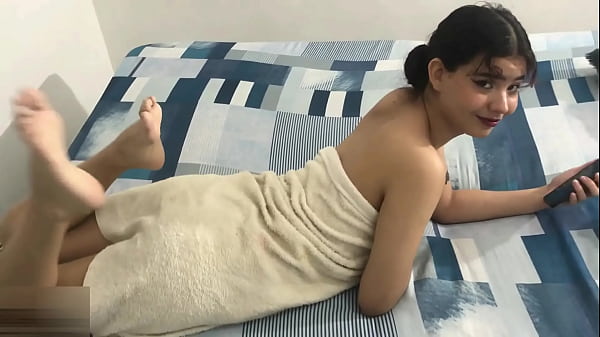 Mi hermanastro me hace un rico masaje y me pone cachonda