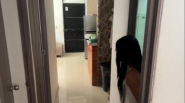 Follando con el chico de la mensajería porque yo no tenia dinero para pagarle el servicio