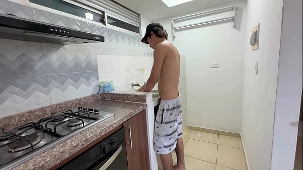 Me follo a mi distraída latina culona hermanastra mientras lavo y aprovecho para meterle mi polla en su boca.