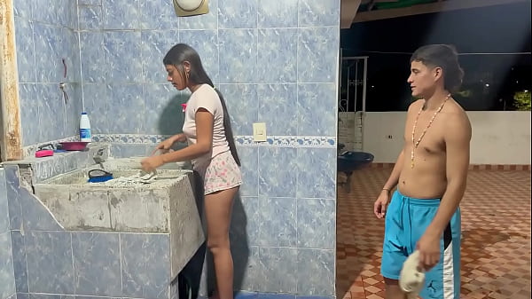 Mi latina hermanastra me da unas duras bofetadas mientras me folla duro y rico hasta sacarme toda mi rica leche y echársela en su culo apretado. hl