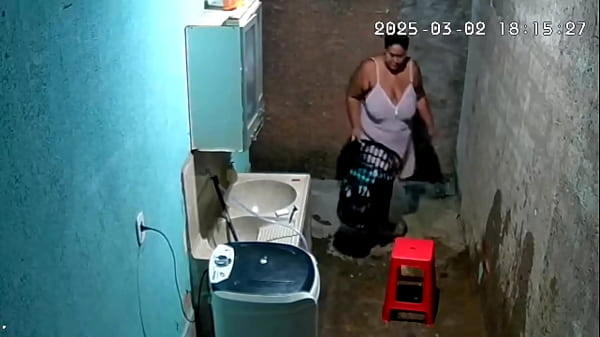 Camera escondida – Vizinha se masturba no quintal de casa e seu vizinho a observa pela câmera Escondida