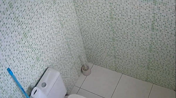 Madrasta foi gravada tomando banho pelo seu enteado e fudendo sua grande buceta