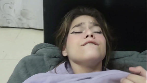 Me follo duro por el culo a mi pequeña hermanastra antes de ir a verse con su nuevo novio.