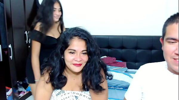 Una pareja de esposos se folla a su hijastra de 18 años y le quita la virginidad