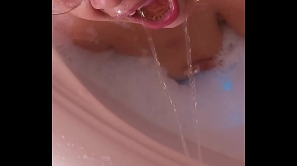 INVITO A LA MAMA DE MI AMIGO AL JACUZZI PARA FOLLARMELA BIEN PUERCO