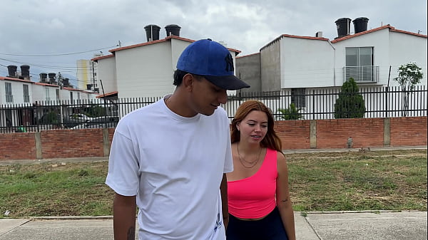 Invito a mi novia al parque para convencerla de tener sexo por primera vez, vamos al apartamento y le meto mi enorme pene en su apretadito culo, hasta correrme varias veces.