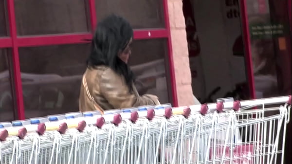 Mamma brunetta vogliosa di cazzo