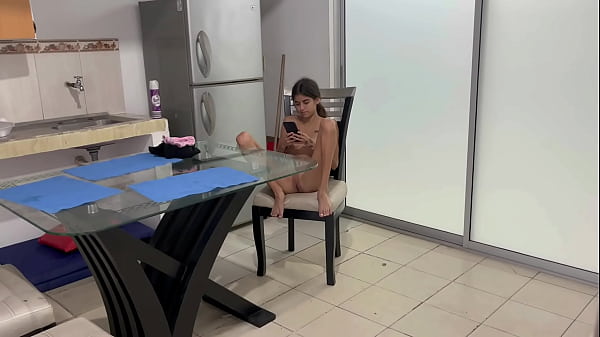 mi hermanastra se toca yo veo que rico me dan muchas ganas y la interrumpo