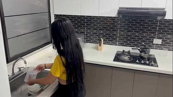 Mi hermanastra tiene pesadillas y me pide que duerma con ella y la abrace duro por el miedo y terminamos cogiendo tan rico que le hago un squirt.