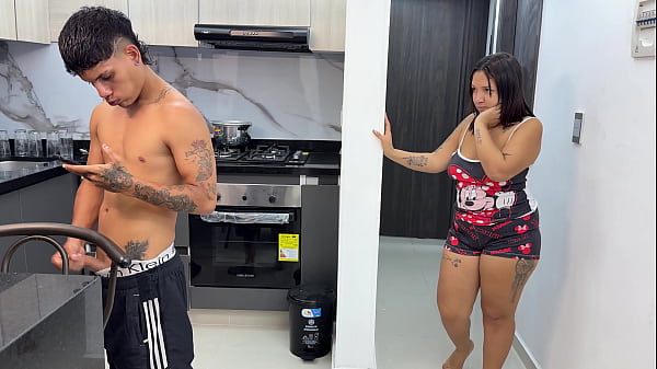 Mi madrastra MILF DE TETAS GRANDES, me descubre viendo porno y hace mi fantasia realidad. PODER FOLLAR CON UNA MUJER Y ECHARLE MI LECHE ENCIMA.