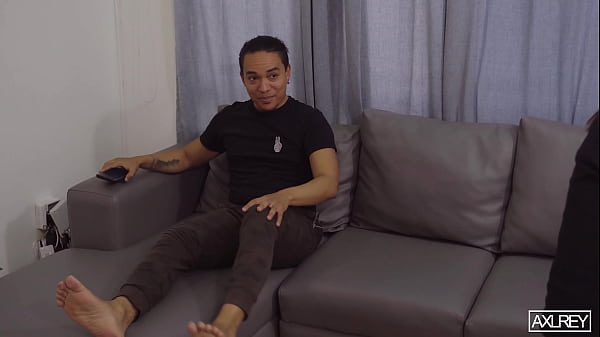 Nuestra hijastra pervertida nos ve follar asi que le enseñamos como debe hacerlo