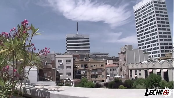 Petando el culo a Damaris y se mete el puño por el ano