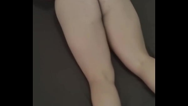 (Vídeo completo no Red) Gemendo gostoso ao ter a buceta chupada pra depois ser fodida de quatro e levar gozada na bunda