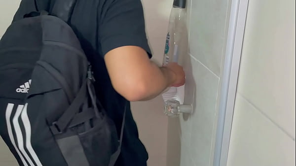 Descubro a la puta de mi madrastra hablando con su amante y ella me ofrece sexo duro a cambio de mi silencio.