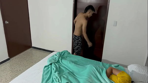 Me aprovecho de linda latina que no tiene dinero para hacerle una propuesta sexual a cambio del alquiler de su hogar.