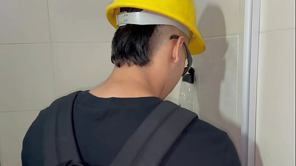 Mi madrastra sucia me pide que me la coja duro como pago por guardar el secreto del cuerno a su marido.