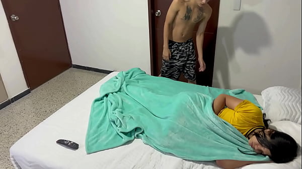 Pareja de latinos sin hogar le piden a dueño de hospedaje que les de posada y este se aprovecha para follar a la mujer por el culo duro.