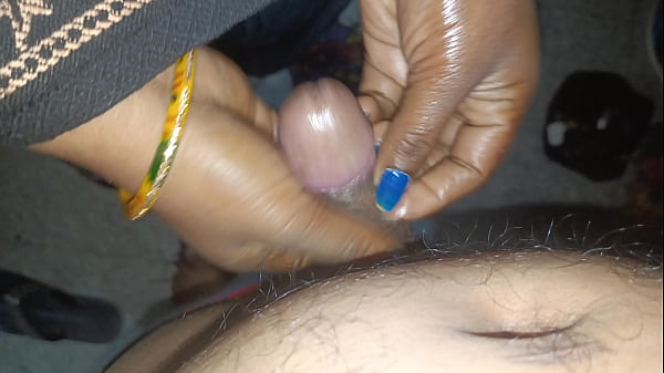 Pinky Bhabhi took her brother-in-law’s penis, took out the juice and kept it in her mouth all night