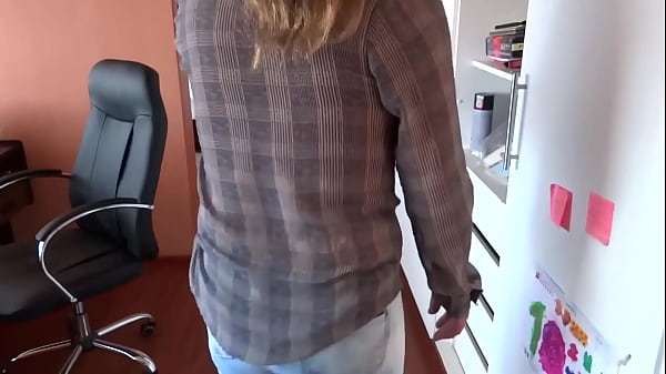 Beautiful stepmother shows off her big ass, gets on all fours, and I cum