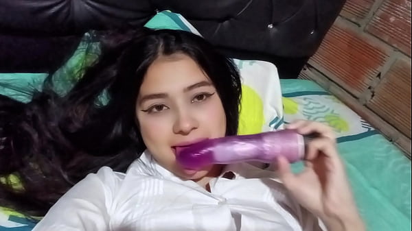 Chica universitaria caliente masturbándose después de clase ( CASERO REAL)