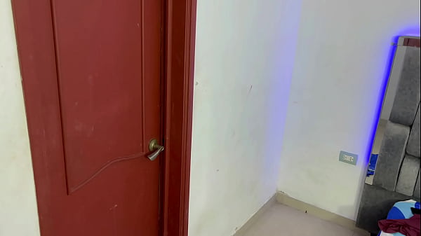 Enseño a mi linda hermanastra a jugar con mi nuevo telefono y me aprovecho para cogerla duro. H.L.