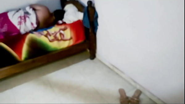 Entro al cuarto de mi madrastra y la encuentro desnuda y la hago calentar hasta correrme en su boca