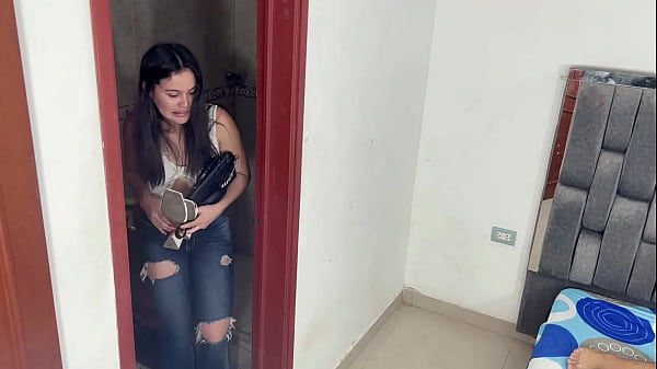 Llego tarde de una fiesta y se me antoja follarme muy duro a mi linda hermanastra y logro hacerla venir a chorros.