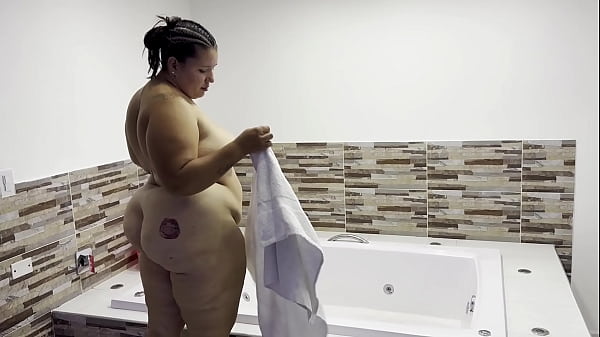 MADRASTRA FOLLA CON SU HIJASTRO EN EL JACUZZI CUANDO SU MARIDO NO ESTA