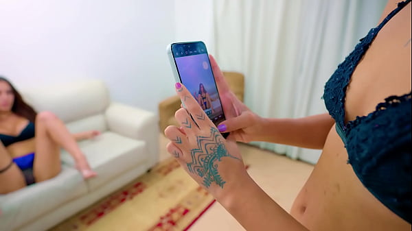 Marido da minha amiga fode nós duas, goza muito no cu dela e eu lambo tudo