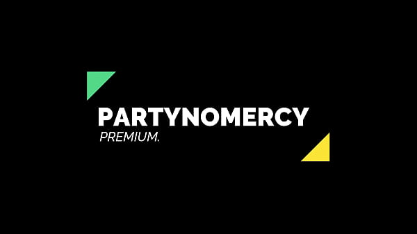 Mi hermanastra toma una ducha y se me antoja follarla duro hasta correrme en ella. H.L.